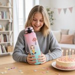 Personalisierte Cartoon-Charakter Sport-Trinkflasche | mit Skala und Namen | 1000 ml | Einschulung Geburtstag Geschenk für Kinder und Familie