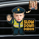 Henkilökohtainen pieni liikennepoliisi – ”Slow Down Daddy” -kasvokuvalla varustettu akryylinen auton tuuletusreiän pidike; söpö auton sisustus; isänpäivä- ja syntymäpäivälahja isälle