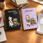 Agenda 26-27 personalizzato A5 con nome e personaggio animato, pagine settimanali e mensili - Regalo del rientro a scuola per studenti e insegnanti