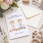 Spersonalizowana, składana kartka z rysunkową żyrafą z okazji narodzin bliźniąt, z imieniem i tytułem – prezent na baby shower lub urodziny dla świeżo upieczonych rodziców