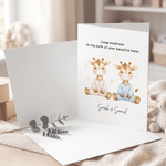 Spersonalizowana, składana kartka z rysunkową żyrafą z okazji narodzin bliźniąt, z imieniem i tytułem – prezent na baby shower lub urodziny dla świeżo upieczonych rodziców