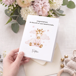 Spersonalizowana, składana kartka z rysunkową żyrafą z okazji narodzin bliźniąt, z imieniem i tytułem – prezent na baby shower lub urodziny dla świeżo upieczonych rodziców
