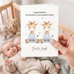 Spersonalizowana, składana kartka z rysunkową żyrafą z okazji narodzin bliźniąt, z imieniem i tytułem – prezent na baby shower lub urodziny dla świeżo upieczonych rodziców
