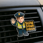 Henkilökohtainen pieni liikennepoliisi – ”Slow Down Daddy” -kasvokuvalla varustettu akryylinen auton tuuletusreiän pidike; söpö auton sisustus; isänpäivä- ja syntymäpäivälahja isälle
