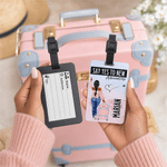 Personalisiertes Kofferanhänger mit Cartoon-Figur (Rückansicht) und Namen – Reiseaccessoire und Geburtstagsgeschenk für Reisende, Familie und Freunde