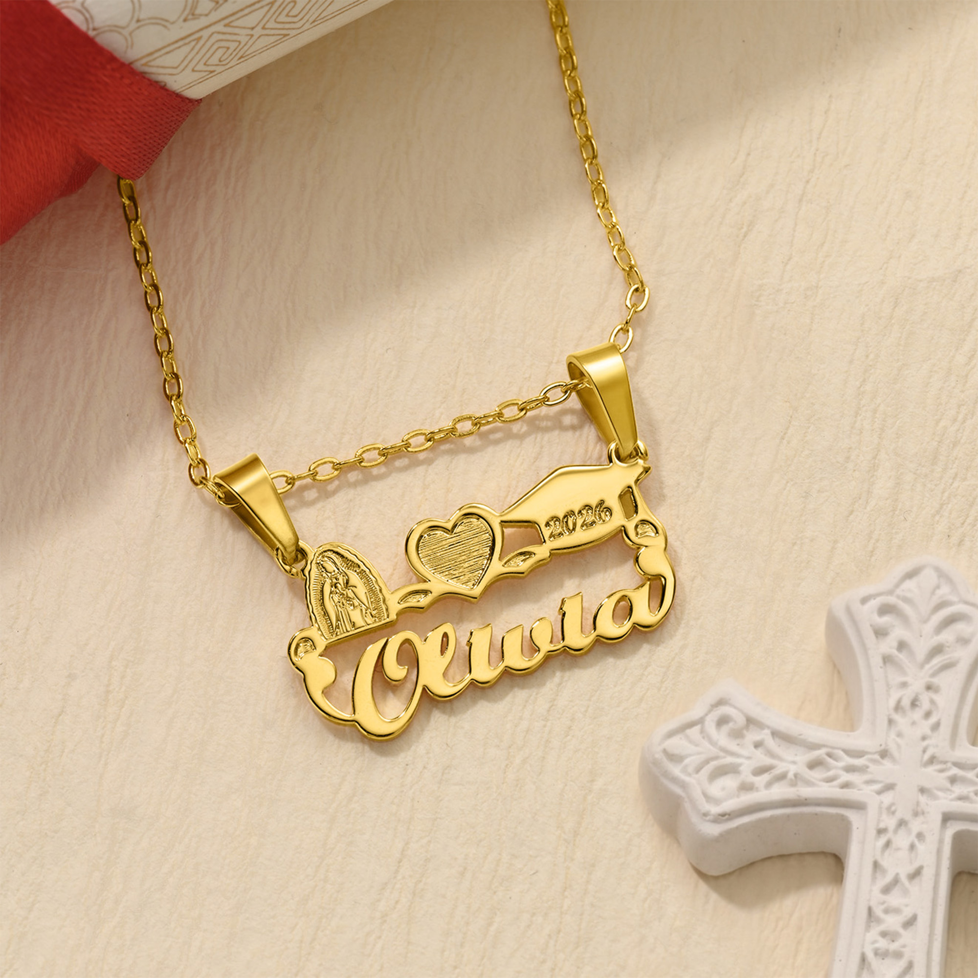 Individuell gestaltete Herz-Halskette zur Schulabschlussfeier mit der Jungfrau Maria, Namen und Jahr – zierlicher Schmuck als Geschenk für christliche Schulabgänger