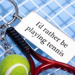 Gepersonaliseerde Mini Leuke Tennis Racket & Bal Sleutelhanger met Gegraveerde Tekst Verjaardag Game Day Gift voor Tennis Lovers