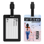 Personalisiertes Kofferanhänger mit Cartoon-Figur (Rückansicht) und Namen – Reiseaccessoire und Geburtstagsgeschenk für Reisende, Familie und Freunde