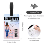 Personalisiertes Kofferanhänger mit Cartoon-Figur (Rückansicht) und Namen – Reiseaccessoire und Geburtstagsgeschenk für Reisende, Familie und Freunde