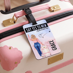 Personalisiertes Kofferanhänger mit Cartoon-Figur (Rückansicht) und Namen – Reiseaccessoire und Geburtstagsgeschenk für Reisende, Familie und Freunde