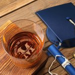 Henkilökohtaiset parit hyvin valmistuvien kanssa 10oz Old Fashioned Rocks viskilasi nimellä ja vuodella Valmistuminen syntymäpäivälahja valmistuneille viinan ystäville