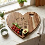 Personalisiertes, minimalistisches „Heart to Heart“-Schneidebrett mit den Namen des Paares und dem Datum, inklusive Messer und Gabel – Hochzeits-, Party- oder Jubiläumsgeschenk für frisch Verheiratete