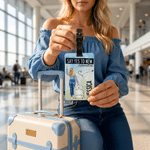 Personalisiertes Kofferanhänger mit Cartoon-Figur (Rückansicht) und Namen – Reiseaccessoire und Geburtstagsgeschenk für Reisende, Familie und Freunde