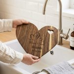 Personalisiertes, minimalistisches „Heart to Heart“-Schneidebrett mit den Namen des Paares und dem Datum, inklusive Messer und Gabel – Hochzeits-, Party- oder Jubiläumsgeschenk für frisch Verheiratete
