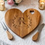 Spersonalizowany grawerowany wieniec z monogramem Deska do serów z nożem Imię i nazwisko Przyjęcie weselne Prezent na parapetówkę dla nowożeńców Rodzina