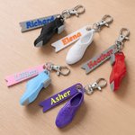 Porte-clés personnalisé imprimé en 3D représentant une chaussure de claquettes multicolore, avec inscription et breloque en forme de ruban – Cadeau d'anniversaire ou pour un concours de danse destiné 