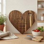 Personalisiertes, minimalistisches „Heart to Heart“-Schneidebrett mit den Namen des Paares und dem Datum, inklusive Messer und Gabel – Hochzeits-, Party- oder Jubiläumsgeschenk für frisch Verheiratete