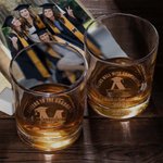 Henkilökohtaiset parit hyvin valmistuvien kanssa 10oz Old Fashioned Rocks viskilasi nimellä ja vuodella Valmistuminen syntymäpäivälahja valmistuneille viinan ystäville