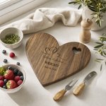 Personalisiertes, minimalistisches „Heart to Heart“-Schneidebrett mit den Namen des Paares und dem Datum, inklusive Messer und Gabel – Hochzeits-, Party- oder Jubiläumsgeschenk für frisch Verheiratete