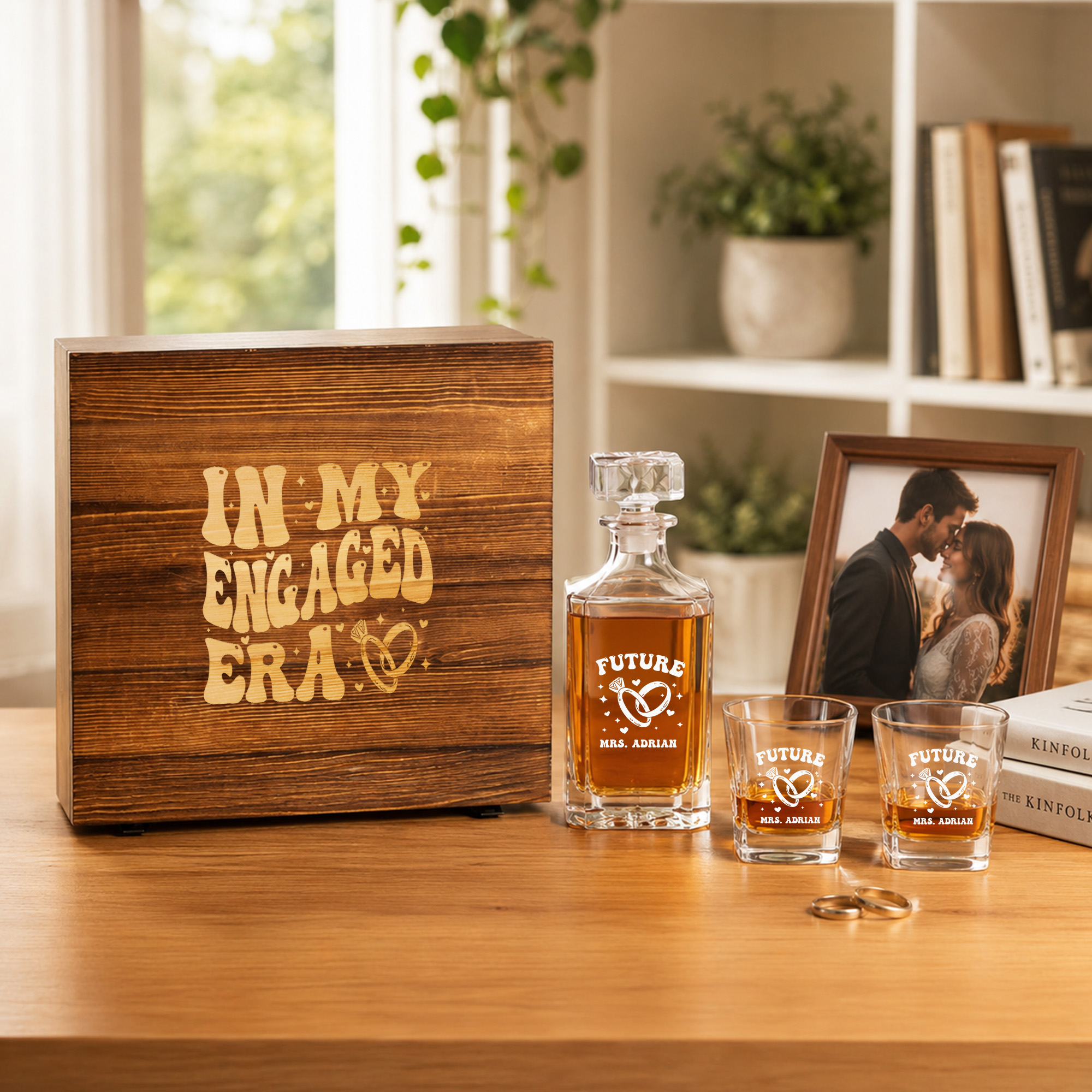 Personalisiertes „In My Engaged Era“-Set aus Whisky-Dekantergläsern in einer Holzbox – mit Namen – Verlobungs- und Hochzeitsgeschenk für Paare, die Whisky lieben