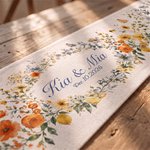 Camino de mesa personalizado con flores silvestres pintadas en acuarela, con nombre y fecha; decoración de mesa; regalo de boda para la pareja o los recién casados