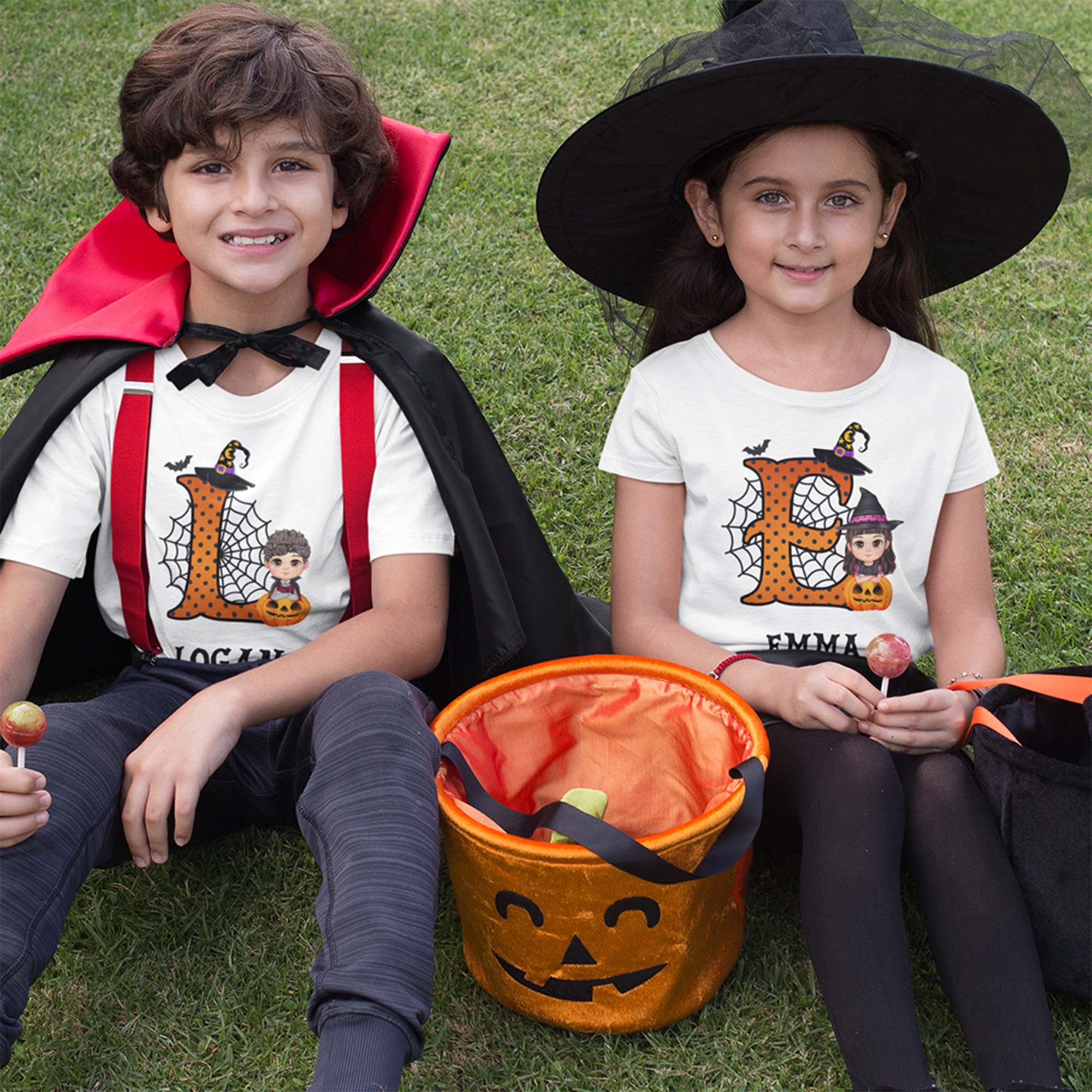 Individuell gestaltetes T-Shirt aus 100 % Baumwolle mit Cartoon-Motiv: Junge, Mädchen, Kürbis, Spinne, Witzard und Initiale – Namens-T-Shirt als Halloween-Party-Geschenk für Kinder