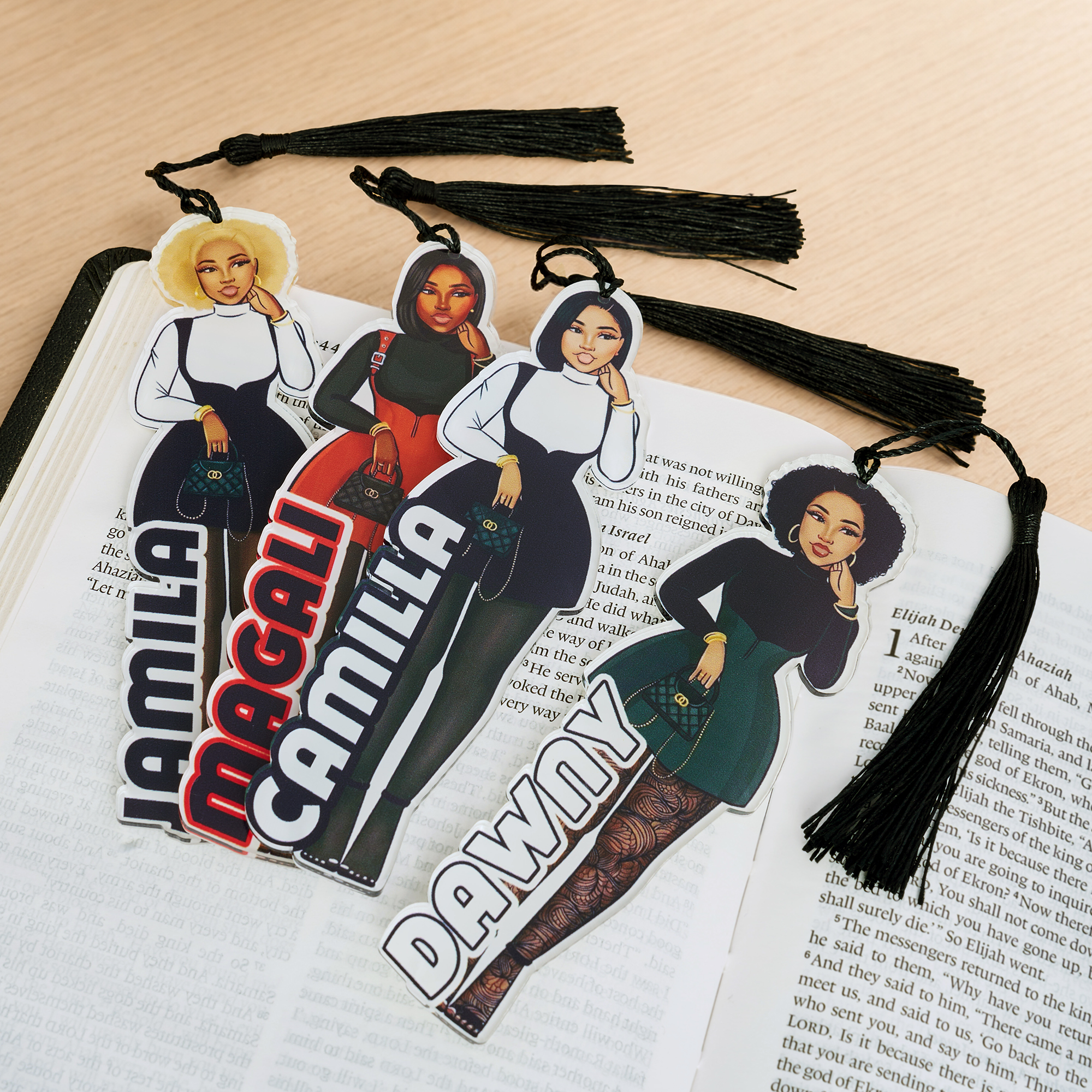 Personalisiertes Lesezeichen aus Acryl für Mädchen in Schwarz mit Namen und Quaste – Geburtstagsgeschenk zum Lesen für Mädchen, die Bücher lieben und gerne lesen