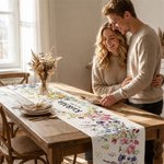 Camino de mesa personalizado con flores silvestres pintadas en acuarela, con nombre y fecha; decoración de mesa; regalo de boda para la pareja o los recién casados