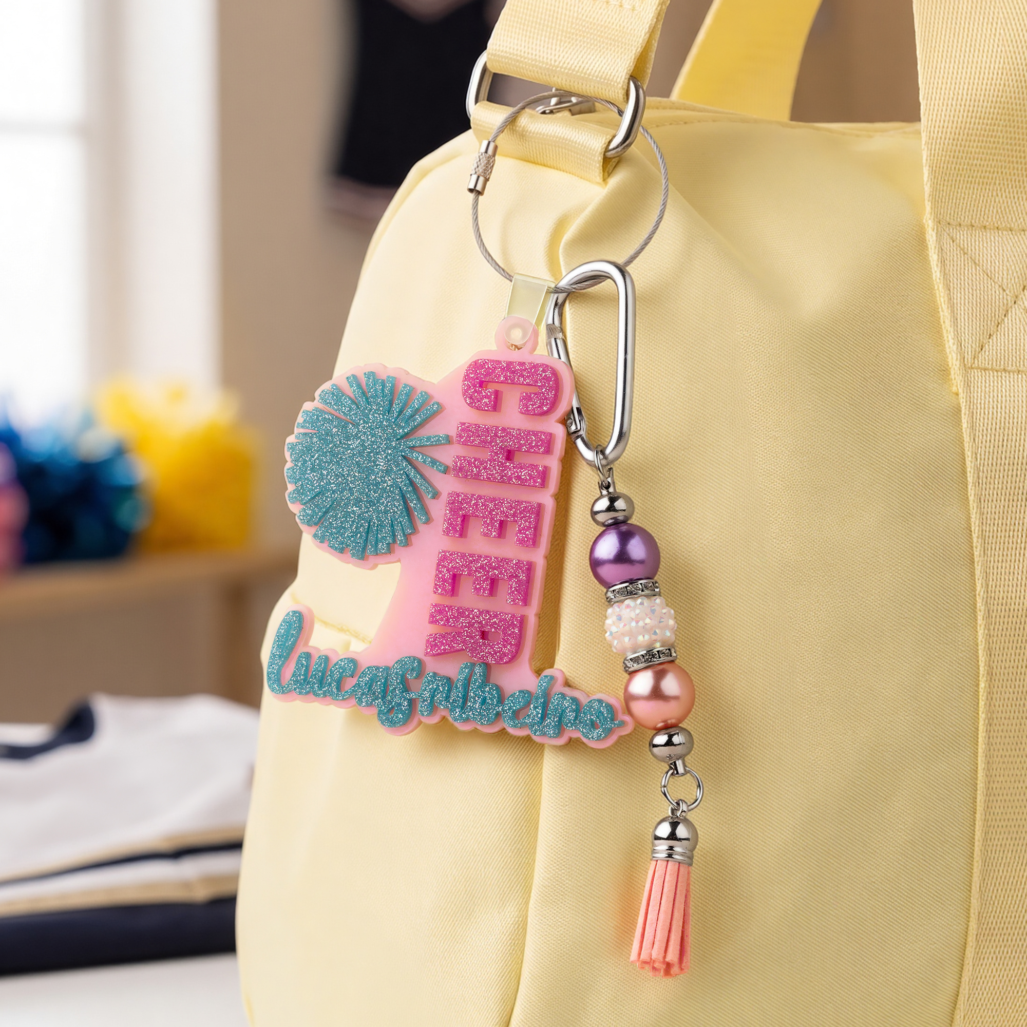 Personalisierter Schlüsselanhänger mit Glitzer-Schleife, Jubelhorn-Anhänger, Namen und Quaste – Geburtstagsgeschenk für Cheerleader und Sportteams