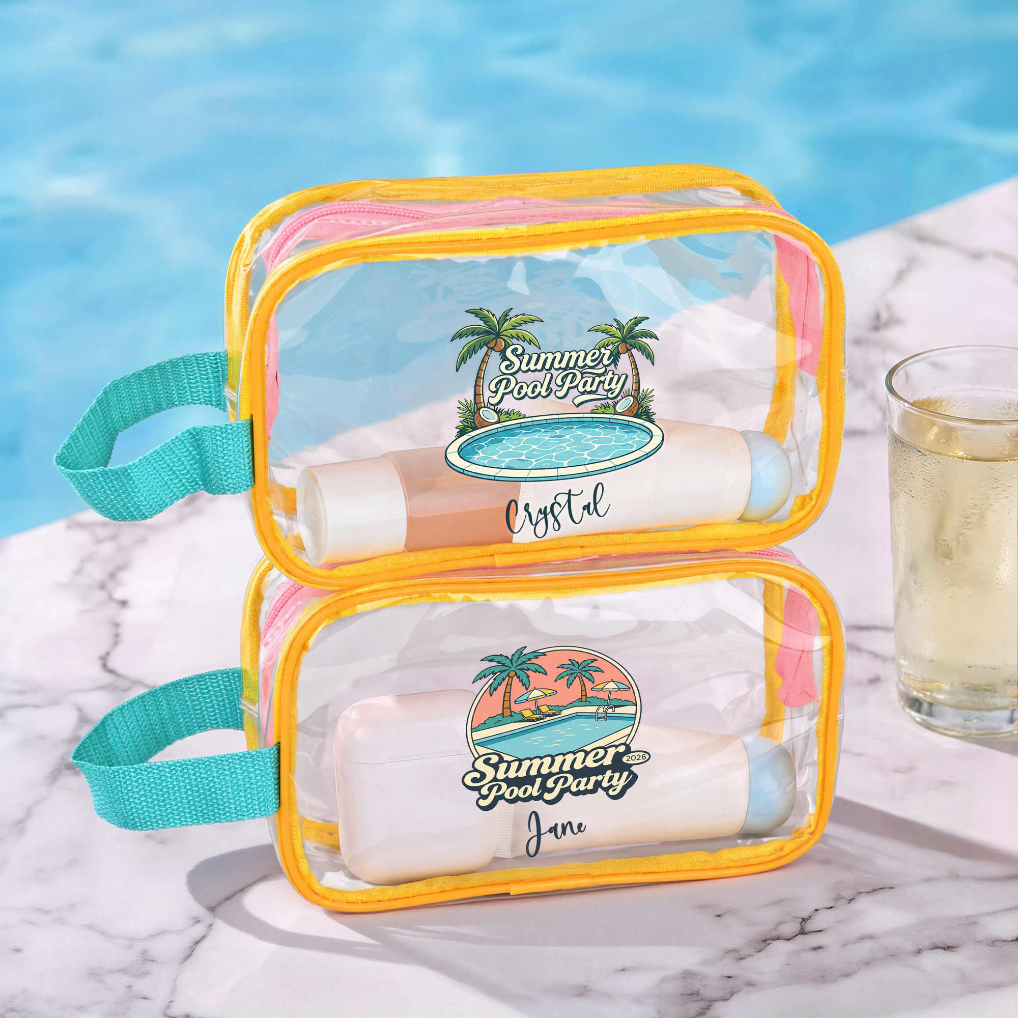 Personalisierte „Palm Campervan Summer Pool Party“-Kosmetiktasche aus transparentem Material mit Handgelenkband und Namensaufdruck – Sommerferien-Poolparty-Geschenk für Mädchen