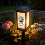 Personalisiertes Solar Grablicht mit Trauerspruch Blumenkranz & Foto | mit Namen & Datum | Garten | Friedhof | Erinnerung Geschenk für Hinterbliebene