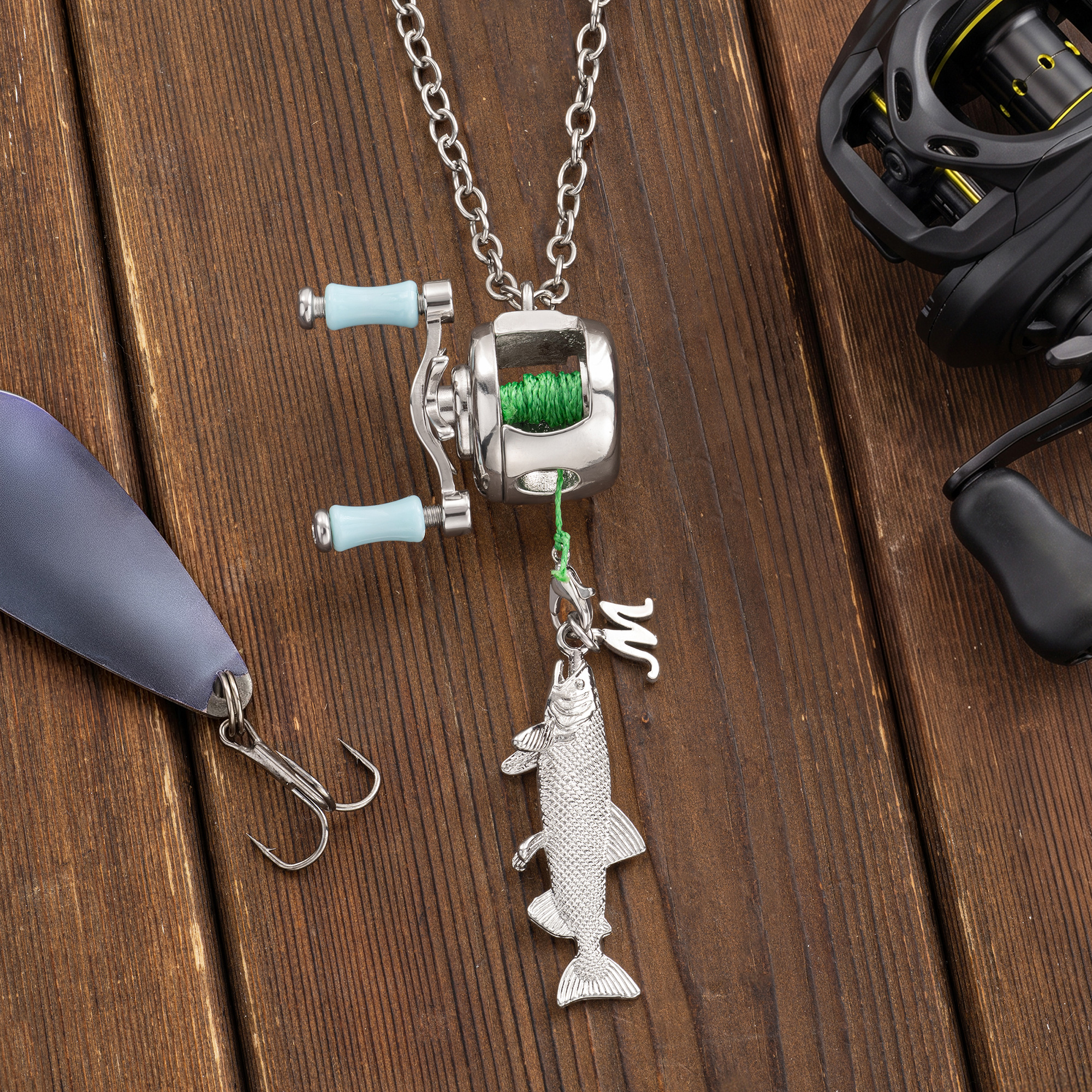 Personalisierte Mini-Angelrolle-Halskette | mit Initiale und Fisch-Anhänger | drehbar und abnehmbar | Geburtstagsgeschenk für Vater Freunde und Angler