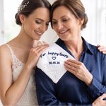 Op maat gemaakt voor ‘Happy Tears’ – Bruiloftszakdoek van 100% katoen met geborduurde initiaal en datum – Bruiloftscadeau voor de bruid en de ouders van de bruid