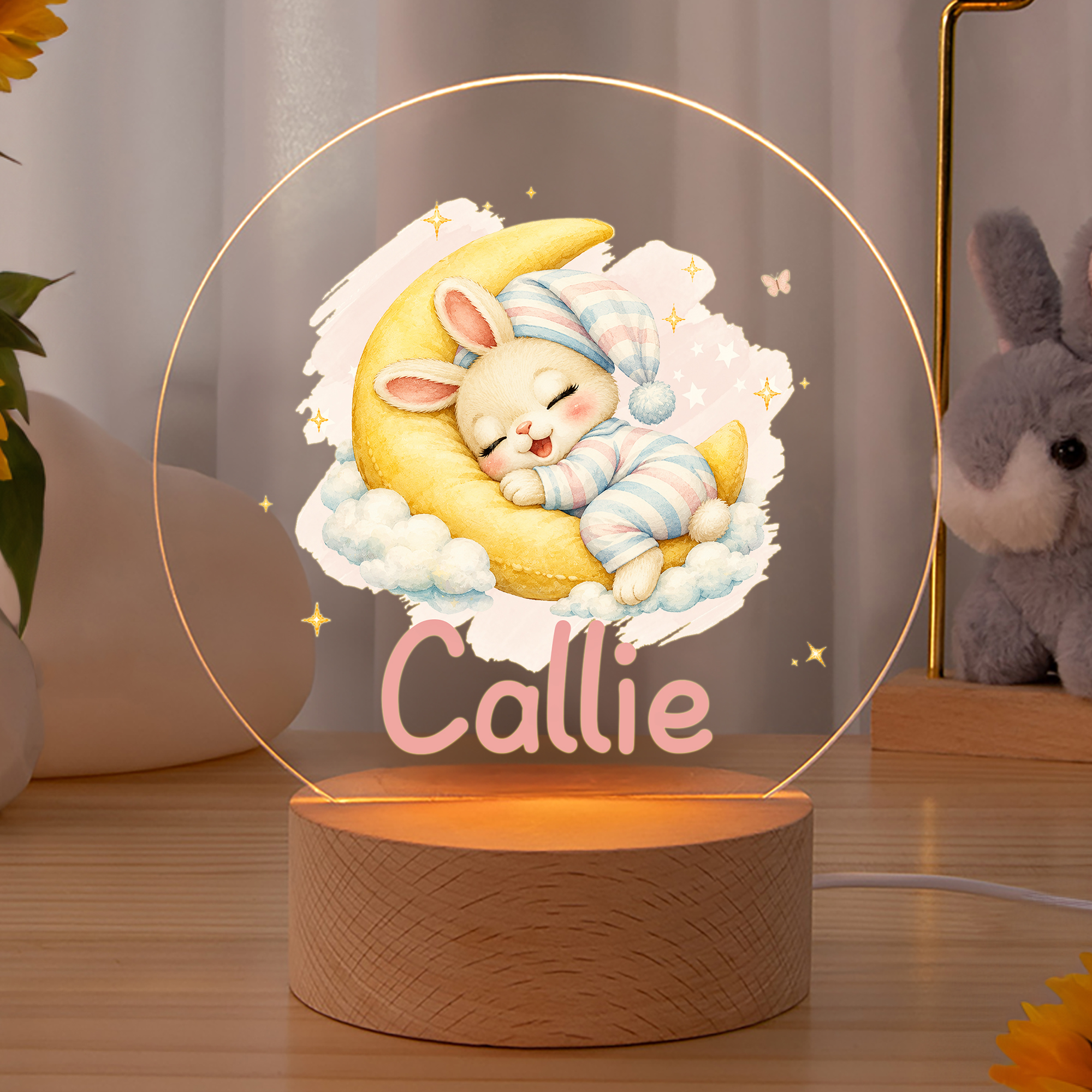 Individuell gestaltetes, niedliches LED-Nachtlicht aus Acryl mit Tiermotiven, Namen und Holzsockel – als Dekoration für den Nachttisch und als Geburtstagsgeschenk für Kinder und frischgebackene Eltern