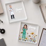 Personlig akrylplakett med foto av läkare och sjuksköterska, födelsedagsblomma och fyrkantig form, med namn och text – en uppskattningsgåva till vårdpersonalen under Sjuksköterskeveckan