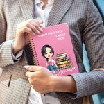 Personalisierter Cartoon Lesefigur 2026 Planer mit Namen Spiralbindung A5 Notizbuch mit Wochenplanung Geburtstag Geschenk für Familie Freunde