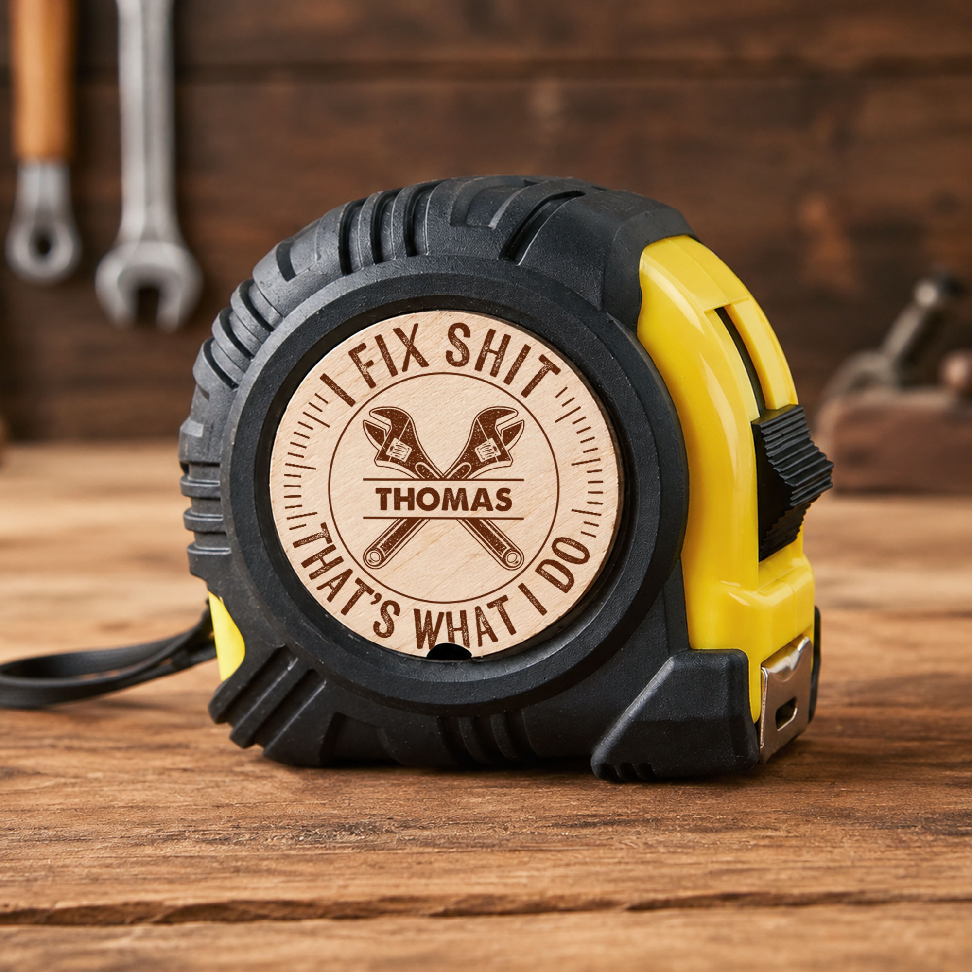Personalisiertes „I Fix Shit“-Maßband mit Handschlaufe – Messzubehör für den täglichen Gebrauch – witziges Geschenk für Männer, Ehemann, Vater, Opa, Mechaniker und Heimwerker