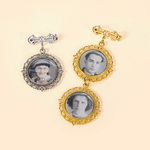 Gepersonaliseerde broche met retro-kant en strikmotief, voor 1-2 foto’s, als bruidsboeket-bedeltje of herdenkingscadeau voor bruiden en bruidegoms