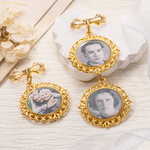 Gepersonaliseerde broche met retro-kant en strikmotief, voor 1-2 foto’s, als bruidsboeket-bedeltje of herdenkingscadeau voor bruiden en bruidegoms