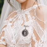 Gepersonaliseerde broche met retro-kant en strikmotief, voor 1-2 foto’s, als bruidsboeket-bedeltje of herdenkingscadeau voor bruiden en bruidegoms