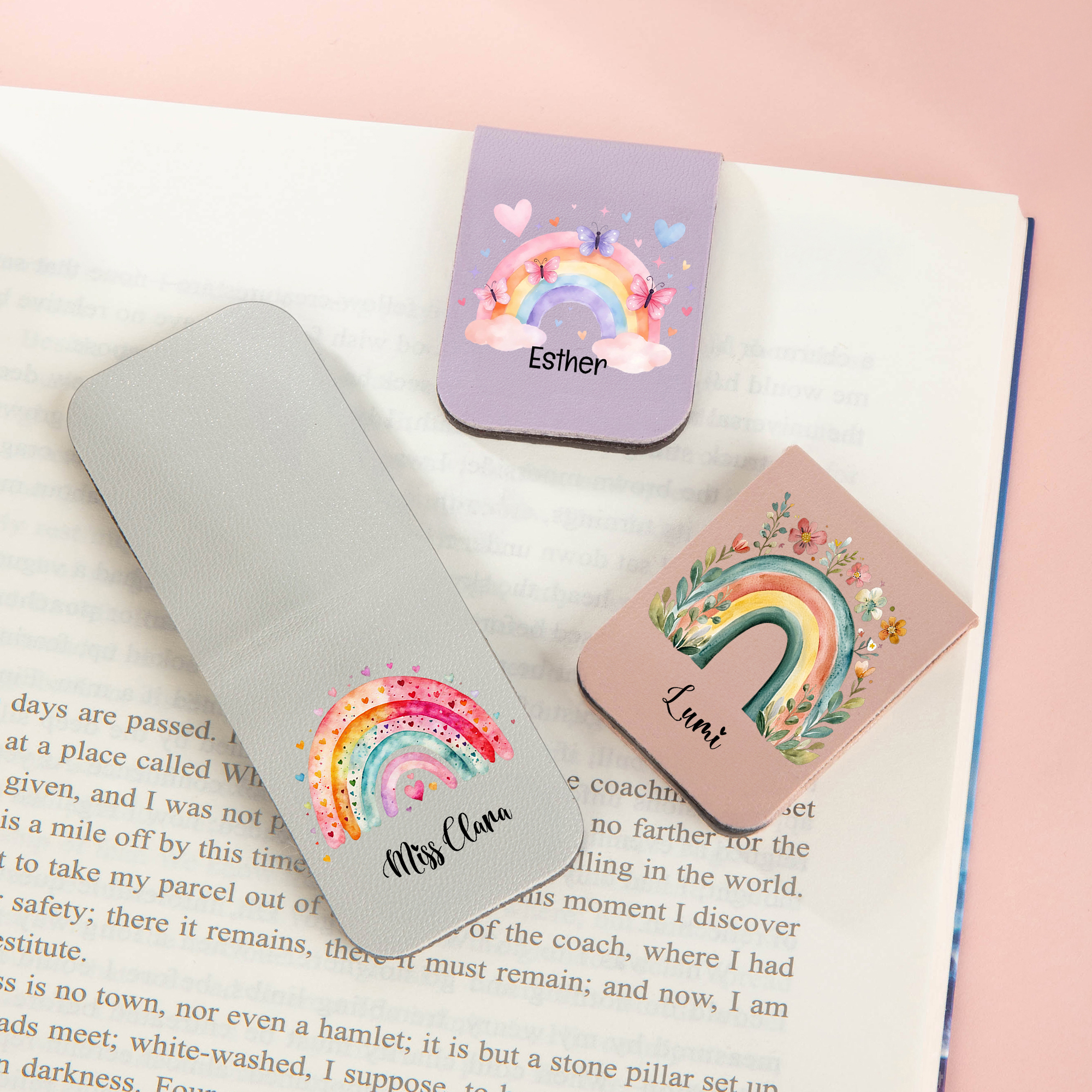 Personalisierter Magnet-Lesezeichenclip aus PU-Leder mit Regenbogen-, Blumen- und Schmetterlingsmotiv sowie Namensgravur – Dankeschön-Geschenk zum Geburtstag für Lehrer und Buchliebhaber
