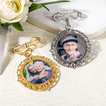 Gepersonaliseerde broche met retro-kant en strikmotief, voor 1-2 foto’s, als bruidsboeket-bedeltje of herdenkingscadeau voor bruiden en bruidegoms