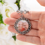 Gepersonaliseerde broche met retro-kant en strikmotief, voor 1-2 foto’s, als bruidsboeket-bedeltje of herdenkingscadeau voor bruiden en bruidegoms