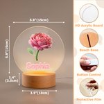 Personlig 2D-nattlampa i akryl med LED-belysning, med namn och födelsedagsblomma samt träfot – inredningsdetalj till barnrummet och present till barn