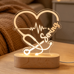 Personalisiertes Stethoskop – herzförmiges LED-Nachtlicht aus Acryl mit Holzsockel und Namensgravur – Wohnaccessoire und Geburtstagsgeschenk für medizinisches Personal