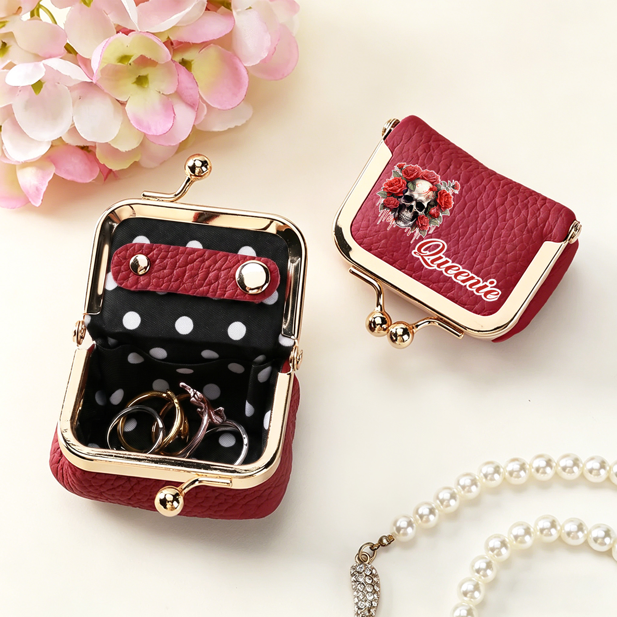 Personalisierte Mini-Schmuckschatulle aus PU-Leder mit Geburtsblume und Totenkopfmotiv, mit Namen und Kiss-Lock-Verschluss – Alltagsgeschenk zum Geburtstag für Mädchen, Frauen und Gothic-Fans