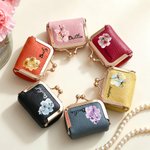Individuell gestaltetes Mini-Schmucketui aus PU-Leder im Tuschemalerei-Stil mit Geburtsblume, Kiss-Lock-Verschluss und Namensgravur – Alltagsgeschenk zum Geburtstag für Frauen