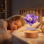 Personlig 2D-nattlampa i akryl med LED-belysning, med namn och födelsedagsblomma samt träfot – inredningsdetalj till barnrummet och present till barn