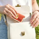 Individuell gestaltetes Mini-Schmucketui aus PU-Leder im Tuschemalerei-Stil mit Geburtsblume, Kiss-Lock-Verschluss und Namensgravur – Alltagsgeschenk zum Geburtstag für Frauen
