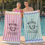 Personlig snabbtorkande strandhandduk randig pool club design med familjenamn badlakan för sommarstuga och familjepresent